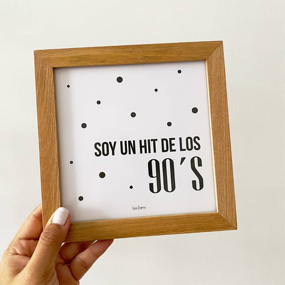 Cuadro con dedicatoria ""Hit de los 90s"" hecho en madera por Casa Pizarro 17 x 17 cm